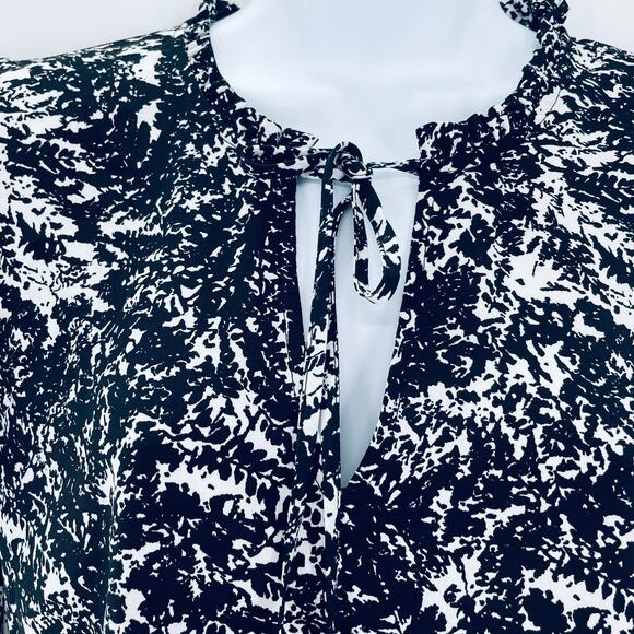 H Halston Black White Abstract Short Flutter Sleeve Blouse XL - Picture 2 of 7